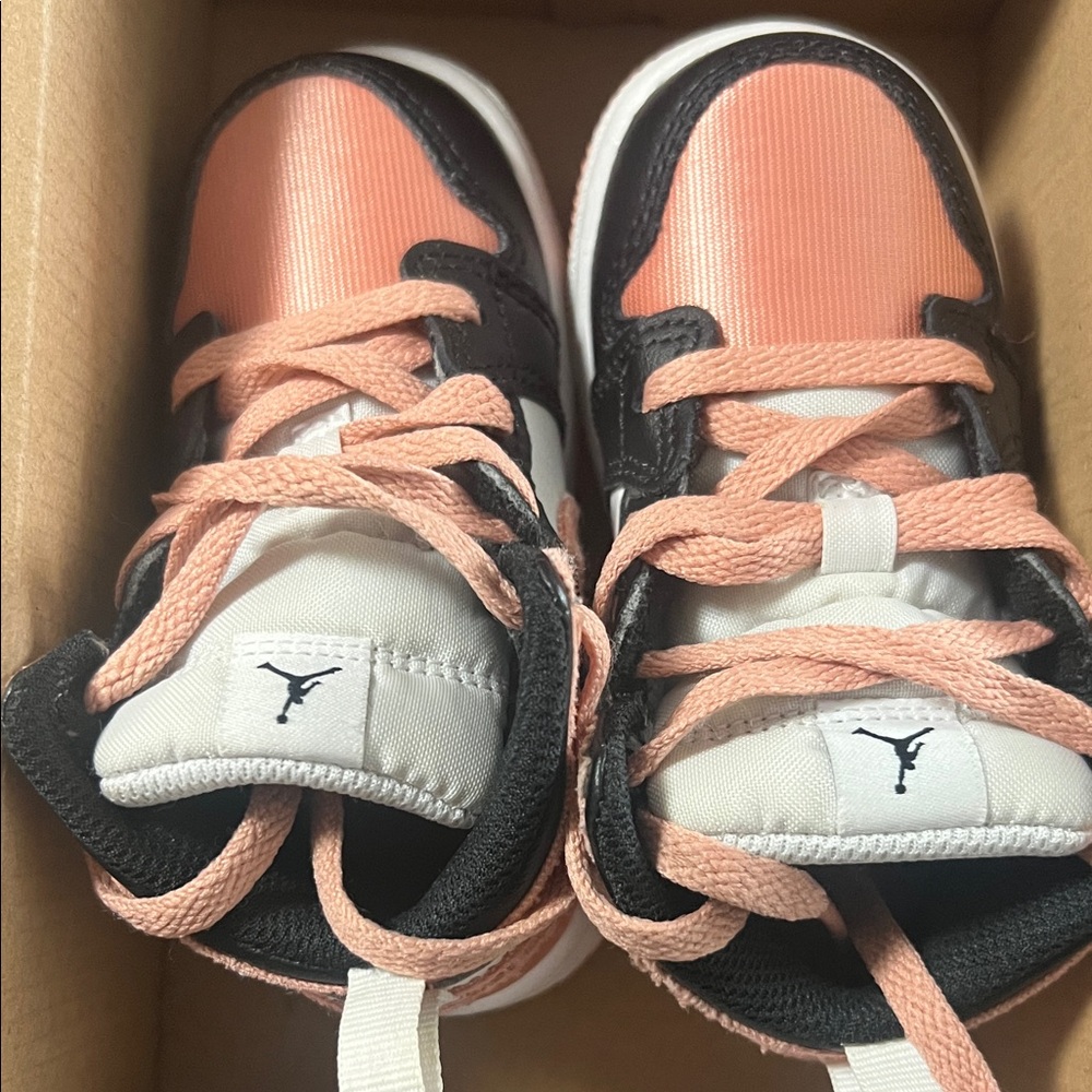 Like New Jordan 1 Size 6c Kids' Black and Pink Athletic Shoes